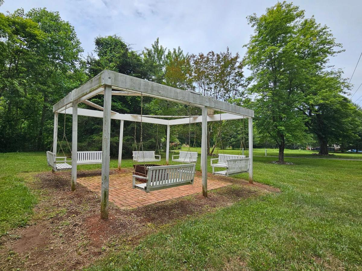 Winridge Manor Bed & Breakfast Madison Heights Bagian luar foto